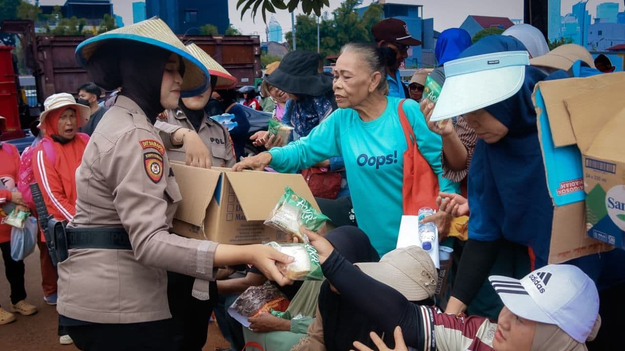 Polda Metro Jaya Bagikan Air Minum dan Makanan Ringan kepada Peserta Aksi
